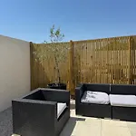 Avec Piscine Privee Entre Terre, Et Villa *