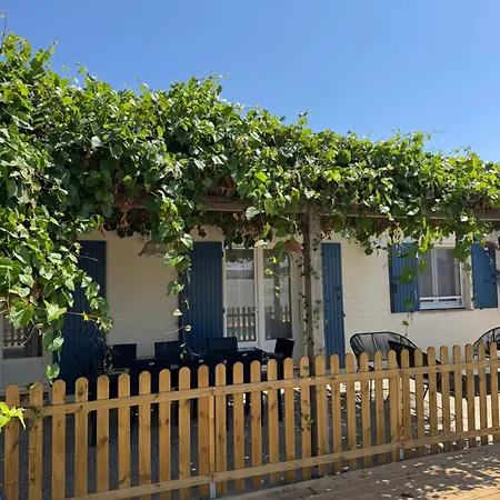 Villa Avec Piscine Privee Entre Terre, Et *