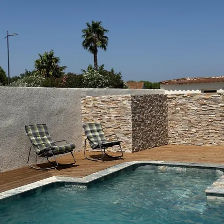 Villa Avec Piscine Privee Entre Terre, Et *